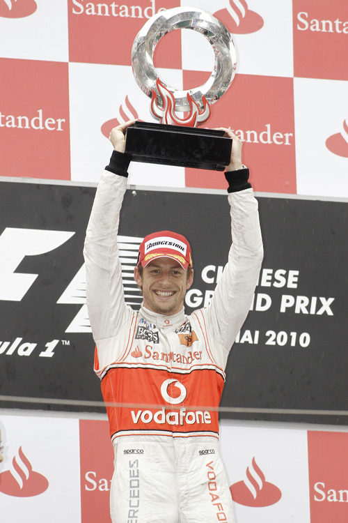 Jenson levanta su trofeo en Shanghai