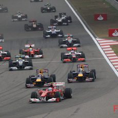 Fernando Alonso llega en cabeza a la primera curva