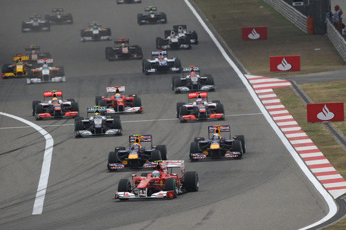 Fernando Alonso llega en cabeza a la primera curva