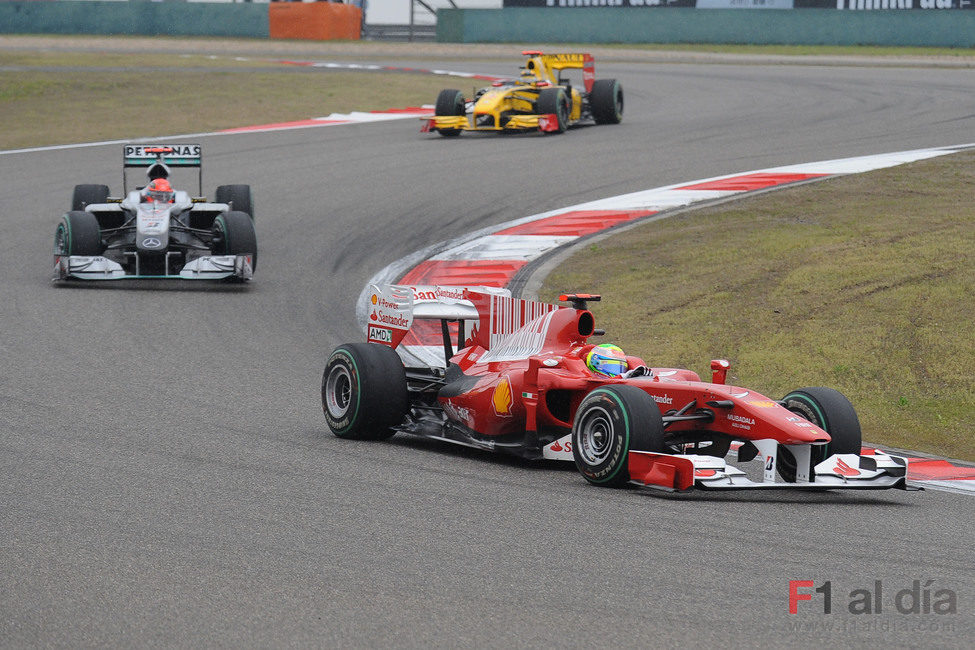 Felipe Massa se escapa de Michael Schumacher