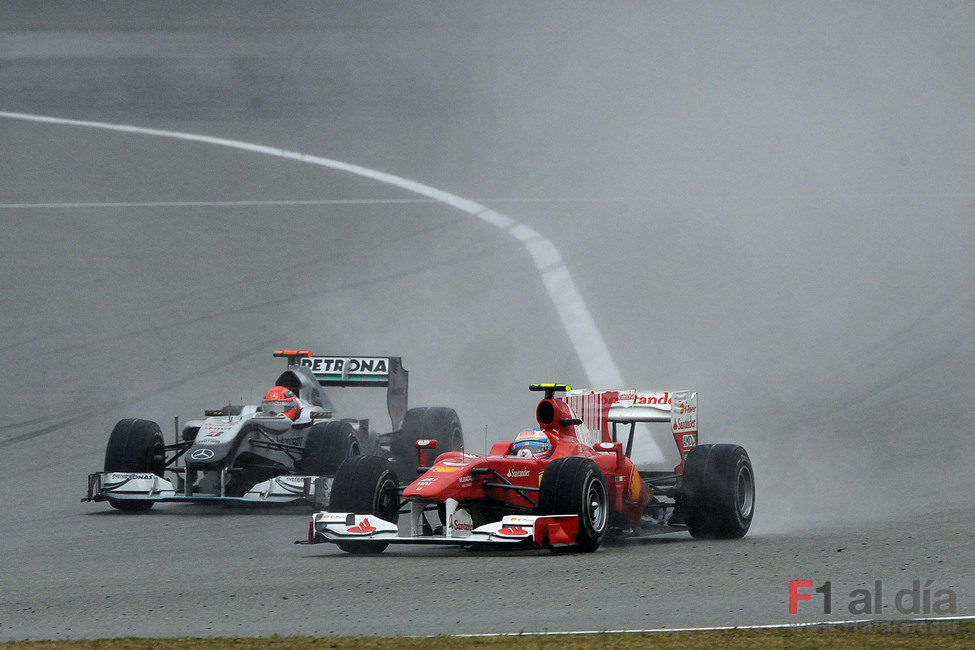 Alonso y Schumacher luchan bajo la lluvia