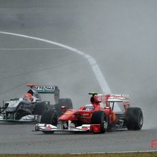 Alonso y Schumacher luchan bajo la lluvia