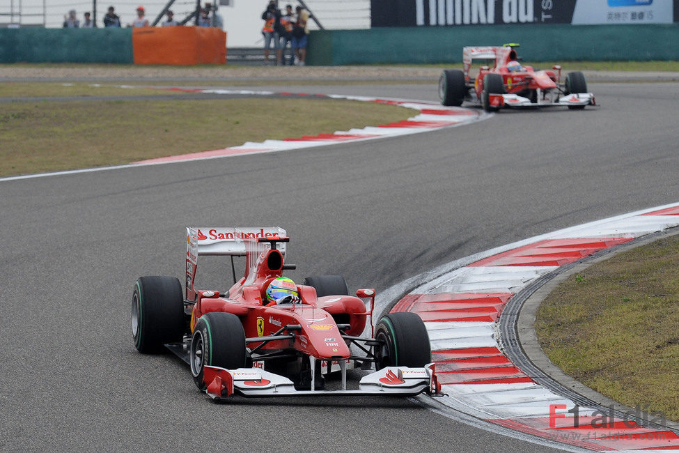 Massa por delante de Alonso en el GP de China 2010