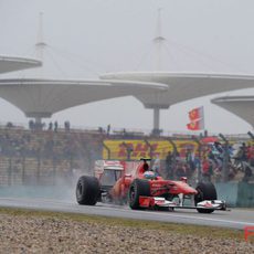 Fernando sobre el asfalto mojado de Shanghai