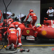 Cambio de ruedas para Massa en China