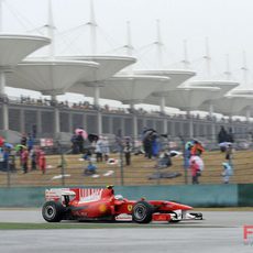 Alonso en pista con intermedios