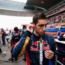 Sébastien Buemi se prepara en la parrilla del GP de China 2010