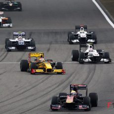 Buemi llega a la primera curva por delante de Petrov y Kobayashi