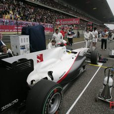 Pedro de la Rosa en la parrilla del GP de China 2010