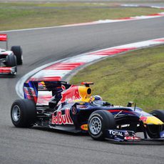 Sebastian Vettel por delante de Lewis Hamilton en el GP de China 2010