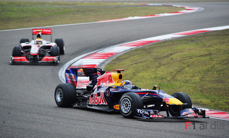 Sebastian Vettel por delante de Lewis Hamilton en el GP de China 2010