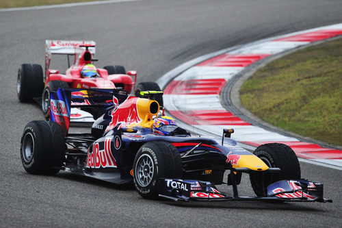 Mark Webber por delante de Felipe Massa en el GP de China 2010