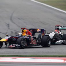 Vettel lucha con Schumacher por la posición