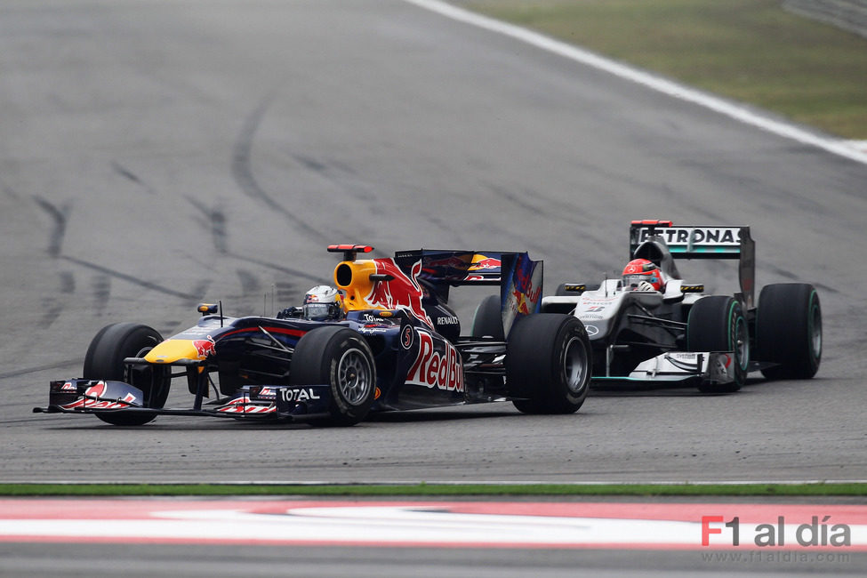 Vettel lucha con Schumacher por la posición