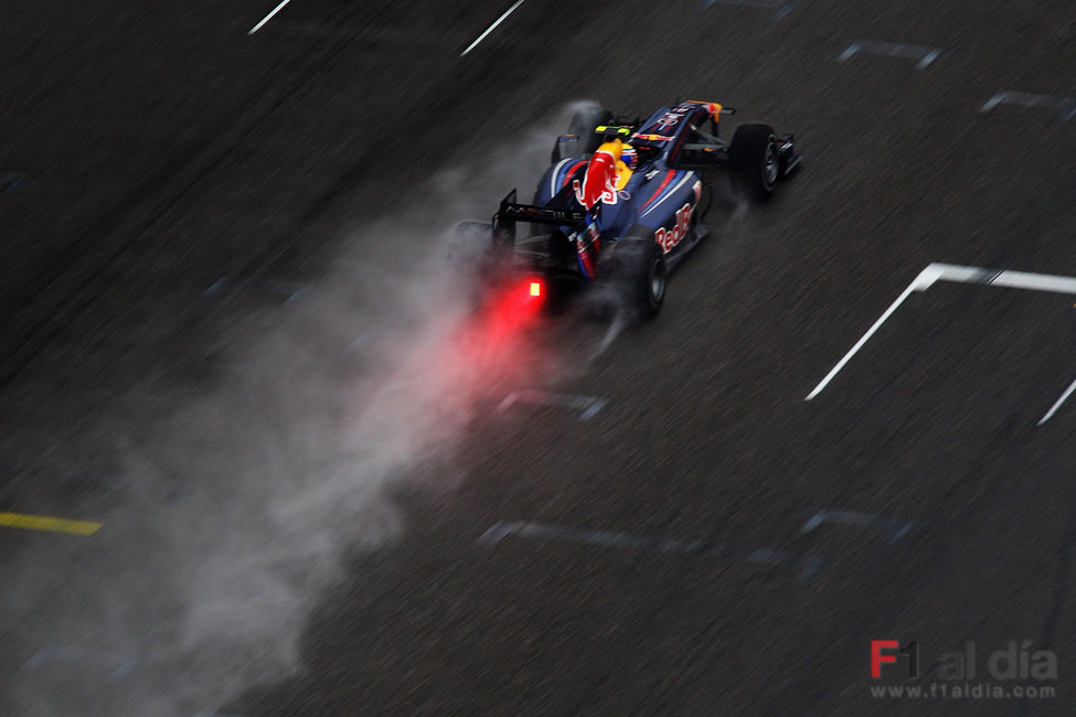 Webber levanta una gran estela de agua