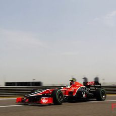 Lucas di Grassi por detrás de los Lotus