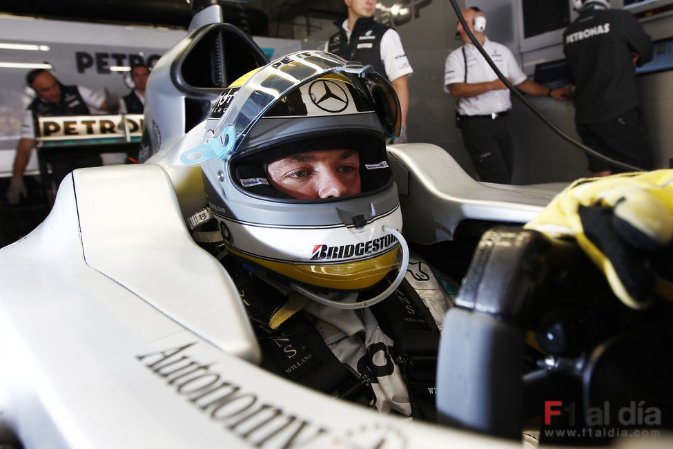 Rosberg sentado en el W01 en China