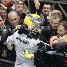 Rosberg celebra su podio con sus mecánicos