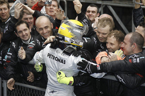 Rosberg celebra su podio con sus mecánicos