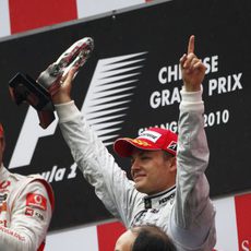 Nico levanta su trofeo en el GP de China 2010