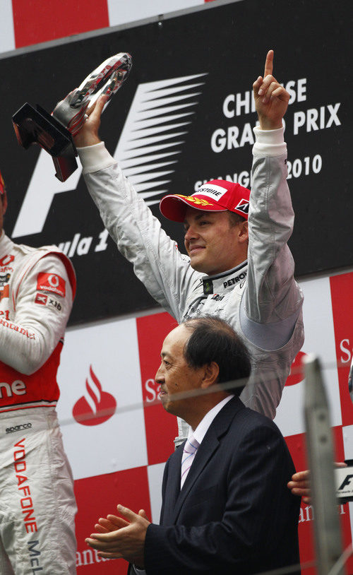 Nico levanta su trofeo en el GP de China 2010