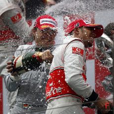 Hamilton y Rosberg se empapan en champán