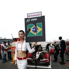 La chica del cartel de Bruno Senna en Shanghai