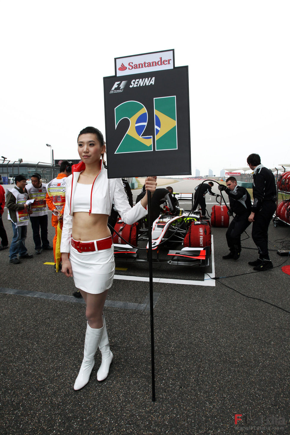 La chica del cartel de Bruno Senna en Shanghai