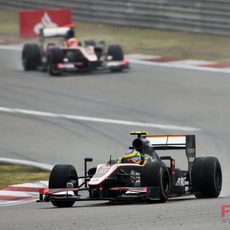 Senna y Chandhok ruedan en el fondo del pelotón