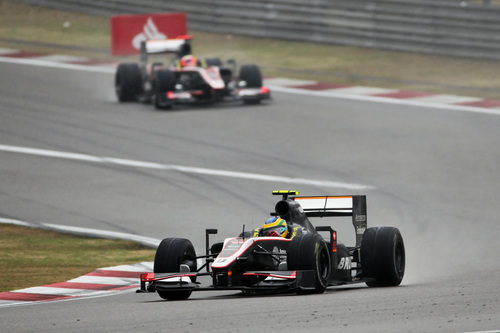 Senna y Chandhok ruedan en el fondo del pelotón