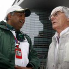 Tony Fernandes y Bernie Ecclestone en China