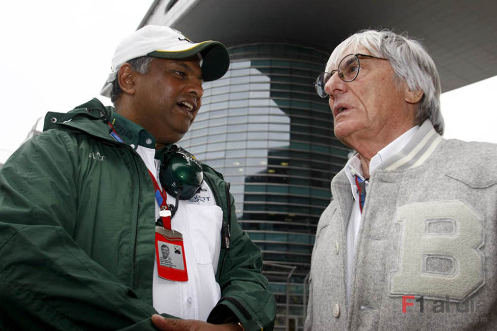 Tony Fernandes y Bernie Ecclestone en China