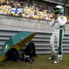 Heikki Kovalainen se ajusta el casco