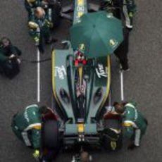 Los mecánicos de Lotus preparan el T127 en la parrilla de Shanghai