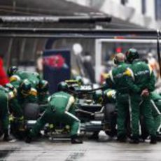 Cambio de neumáticos para el Lotus de Kovalainen