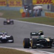 Heikki por delante del Williams de Nico