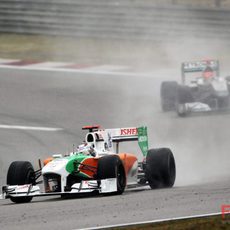 Schumacher persigue a Sutil bajo el agua