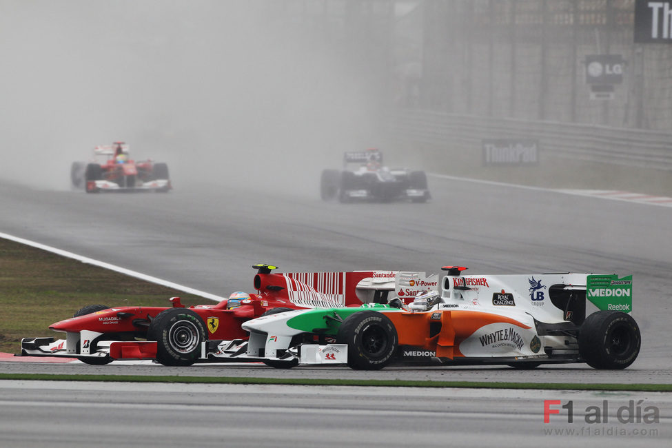 Alonso supera a Sutil en pista