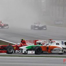 Alonso supera a Sutil en pista