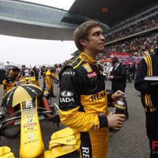 Petrov en la parrilla del GP de China 2010