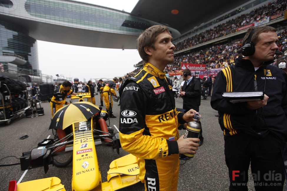 Petrov en la parrilla del GP de China 2010