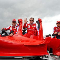 Fernando Alonso, Stefano Domenicali y Felipe Massa subidos a la atracción