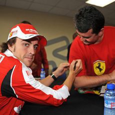 Alonso firma autógrafos a los aficionados
