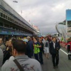 Mucha gente en la calle de garajes