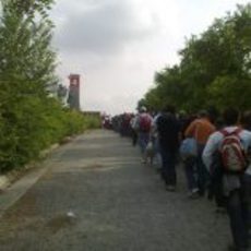 Colas en la entrada del Circuit