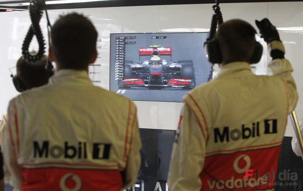 Button observa como Hamilton rueda sobre la pista