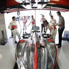 El escape izquierdo del MP4-25 es mayor que el del otro lado