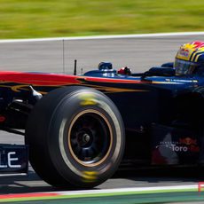 Alguersuari rueda con el Toro Rosso en el Circuit