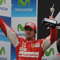 Fernando Alonso ofrece el trofeo a la afición