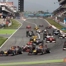 Webber llega primero a la curva inicial